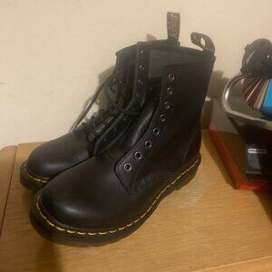 Dr Martens US Women's Size US 8 Air Wair 11821 Black Leather Combat Boots New